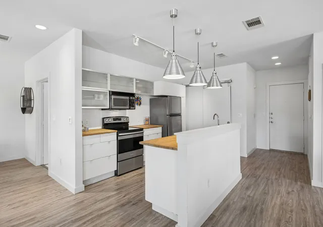 Listing Photo 5 - Condo for sale in building located at 1111 S Akard St, Dallas, TX 75215 - Unit #314