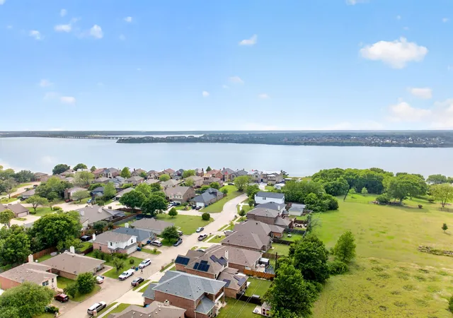Photo 3 of Sale Pending at 6622 Windward View Dr, Rowlett, TX 75088 | MLS# 21253743 | Listing updated on 2026-07-15