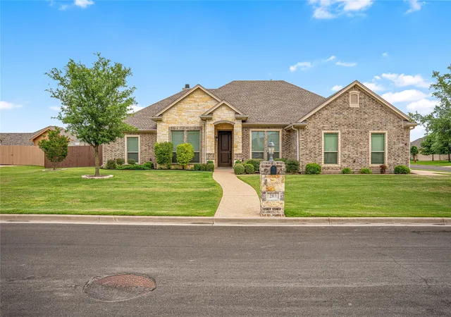 Single family home for sale at 283 Briarleaf Cir, Hewitt, TX 76643 | MLS# 21270643