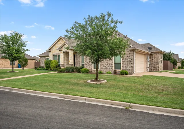 Photo 3 of Single family home for sale at 283 Briarleaf Cir, Hewitt, TX 76643 | MLS# 21270643 | Listing updated on 2026-10-08