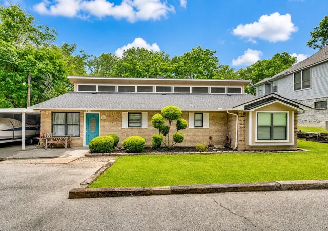 Photo 3 of Single family home for sale at 309 Lakewood Dr, Waxahachie, TX 75165 | MLS# 21253275 | Listing updated on 2026-10-06