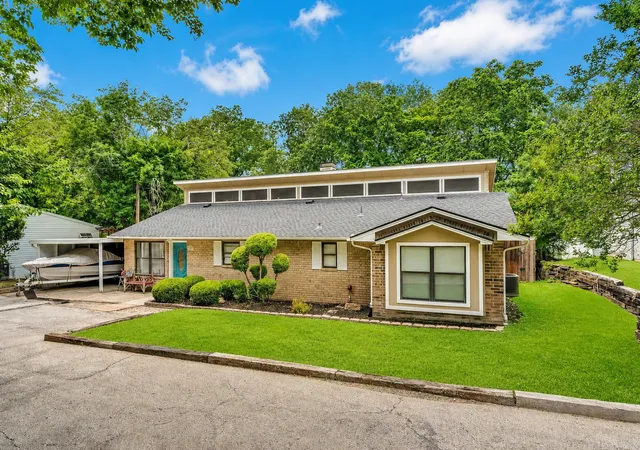Photo 4 of Single family home for sale at 309 Lakewood Dr, Waxahachie, TX 75165 | MLS# 21253275 | Listing updated on 2026-10-06