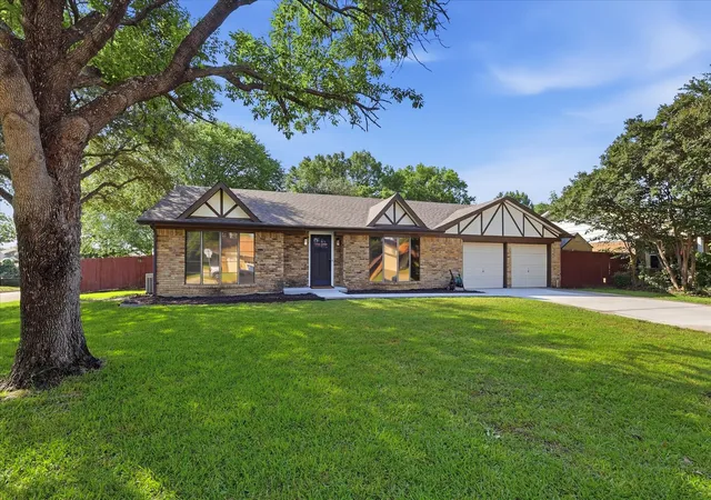 Photo 3 of Sale Pending at 1029 Summerplace Ln, Southlake, TX 76092 | MLS# 21270477 | Listing updated on 2026-07-07