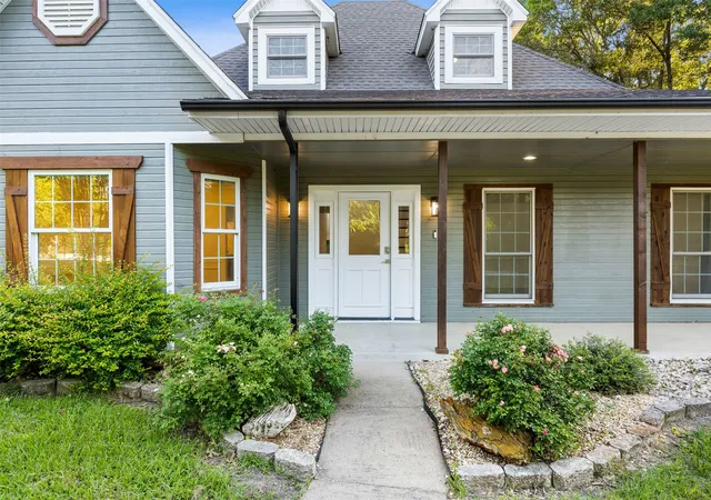 Photo 1 of Single family home for sale at 1044 E Woodridge Rd, Waxahachie, TX 75165 | MLS# 21267198 | Listing updated on 2026-10-06