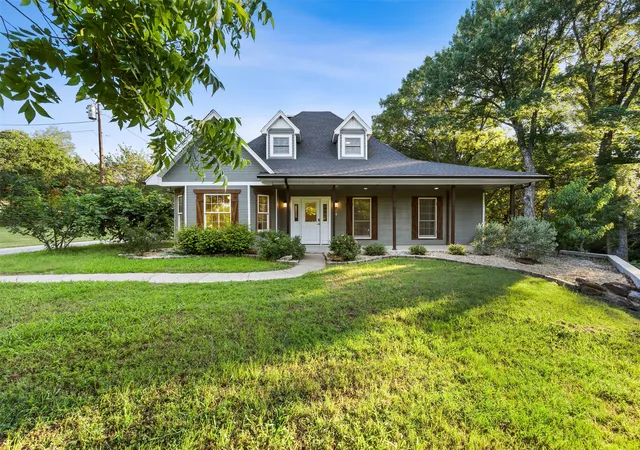 Photo 2 of Single family home for sale at 1044 E Woodridge Rd, Waxahachie, TX 75165 | MLS# 21267198 | Listing updated on 2026-10-06