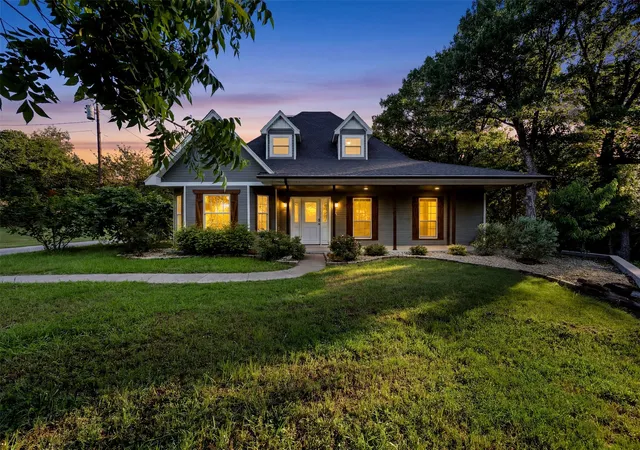 Photo 3 of Single family home for sale at 1044 E Woodridge Rd, Waxahachie, TX 75165 | MLS# 21267198 | Listing updated on 2026-10-06