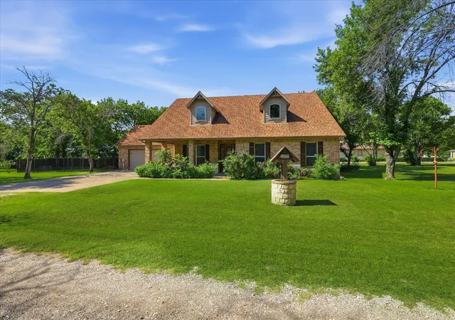 Photo 2 of Single family home for sale at 108 S Walnut St, Roanoke, TX 76262 | MLS# 21268688 | Listing updated on 2026-07-21