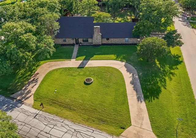 Photo 3 of Single family home for sale at 180 N Woodland Trl, Double Oak, TX 75077 | MLS# 21263296 | Listing updated on 2026-09-23