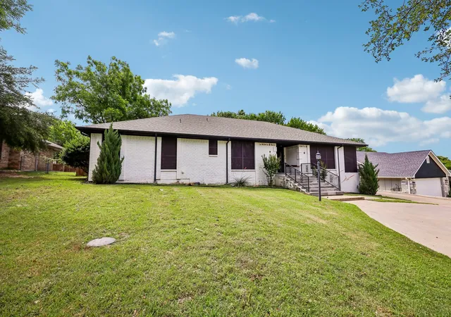 Photo 3 of Single family home for sale at 5209 Fairway Cir, Granbury, TX 76049 | MLS# 21267330 | Listing updated on 2026-08-24