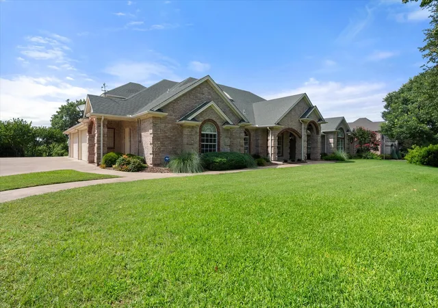 Photo 2 of Sale Pending at 128 Rim Rock Rd, Aledo, TX 76008 | MLS# 21270028 | Listing updated on 2026-08-28