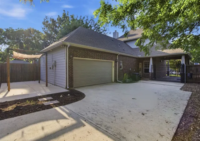 Homes for sale in Dallas, TX | 612 W 8th St, Dallas, TX 75208 | MLS# 21271252