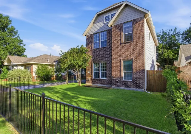 Homes for sale in Dallas, TX | 612 W 8Th St, Dallas, TX 75208 | MLS# 21271252