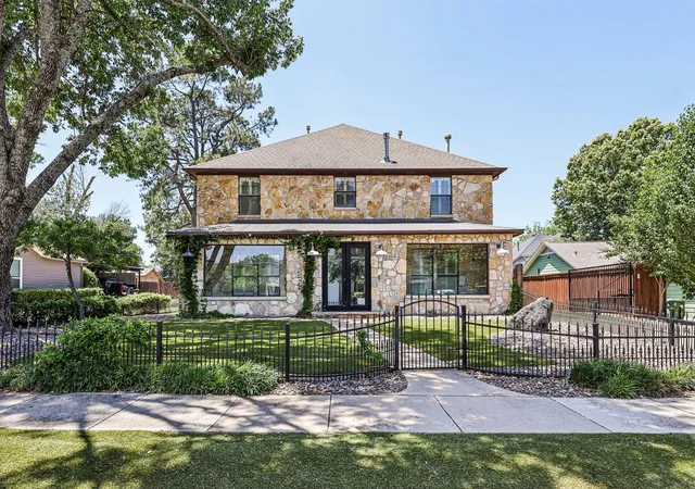 Homes for sale in Grapevine, TX | 221 N Lucas Dr, Grapevine, TX 76051 | MLS# 21266160