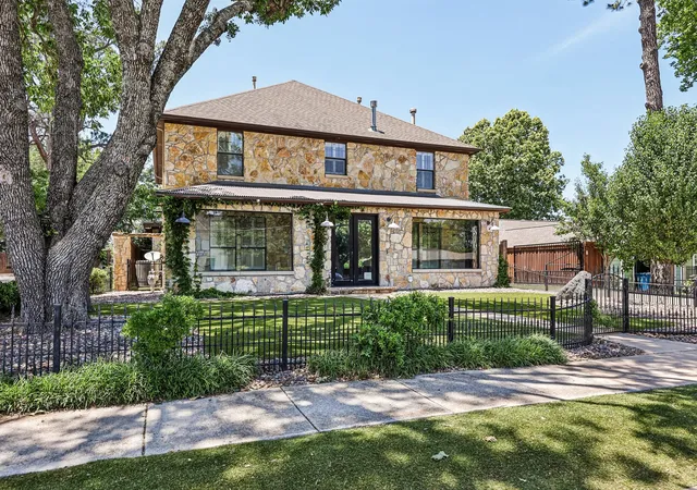 Homes for sale in Grapevine, TX | 221 N Lucas Dr, Grapevine, TX 76051 | MLS# 21266160