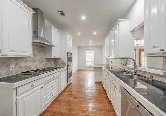 1st image of 816 S Havenwood Ln, Fort Worth, TX 76112 | MLS# 21269251