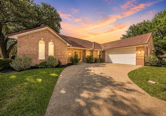 3rd image of 816 S Havenwood Ln, Fort Worth, TX 76112 | MLS# 21269251