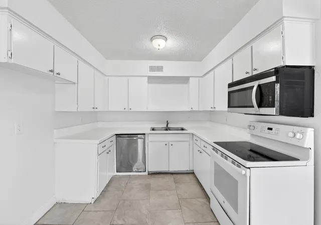 4th image of 3016 Tudor Ln, Irving, TX 75060 | MLS# 21271384