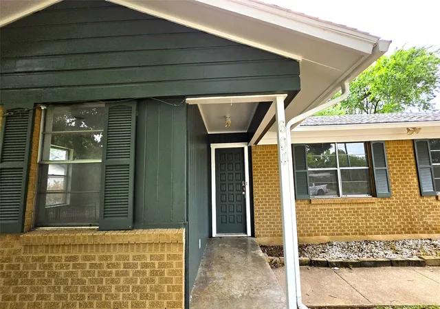 Photo 1 of Single family home for sale at 604 Sun Valley Dr, Denton, TX 76209 | MLS# 21271708 | Listing updated on 2026-08-28