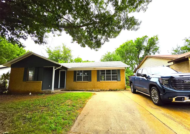 Photo 2 of Single family home for sale at 604 Sun Valley Dr, Denton, TX 76209 | MLS# 21271708 | Listing updated on 2026-08-28