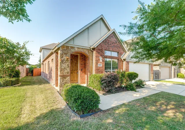 Homes for sale in Frisco, TX | 11620 Summer Springs Dr, Frisco, TX 75036 | MLS# 21271635