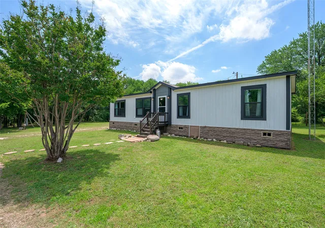 Photo 3 of Manufactured home for sale at 1742 Reynolds Ln, Sherman, TX 75092 | MLS# 21271196 | Listing updated on 2026-10-03