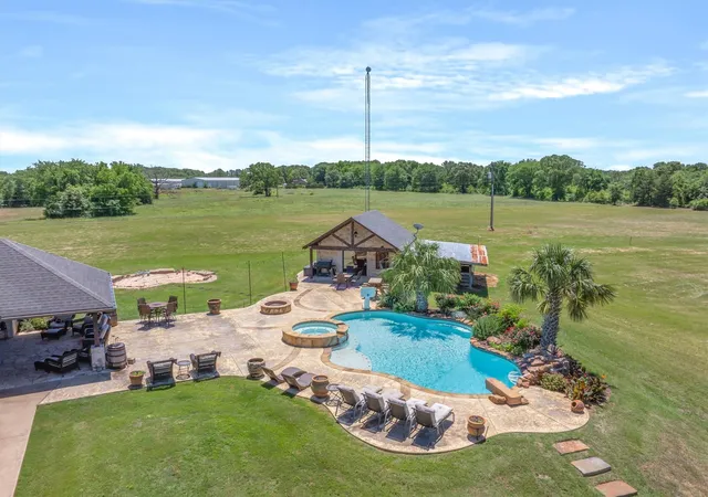 Photo 4 of Single family home for sale at 347 Vz County Road 3108, Edgewood, TX 75117 | MLS# 21271865 | Listing updated on 2026-05-16