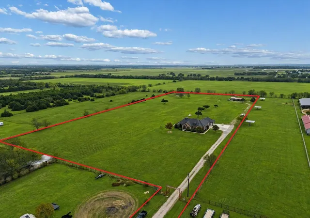 Photo 3 of Single family home for sale at 542 Pierce Rd, Red Oak, TX 75154 | MLS# 21271907 | Listing updated on 2026-08-27