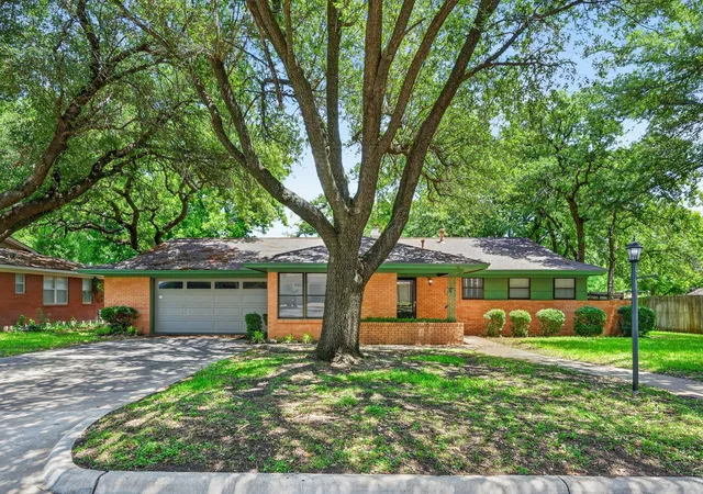 Homes for sale in Stephenville, TX | 1271 N Wildwood Dr, Stephenville, TX 76401 | MLS# 21268433
