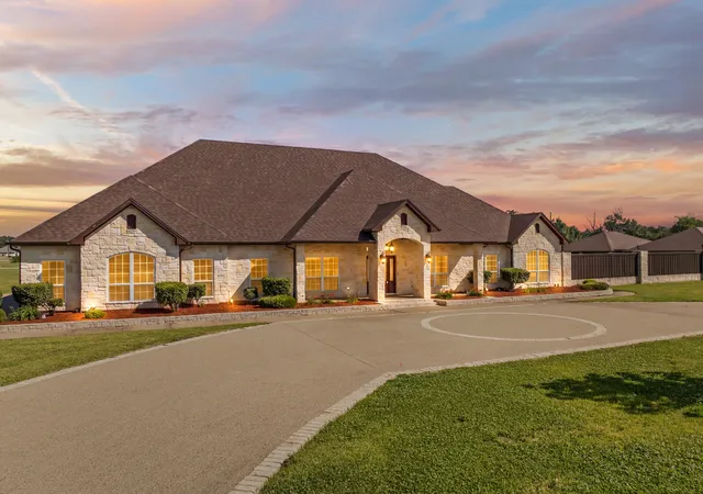 Photo 2 of Single family home for sale at 400 E Spurgeon St, Itasca, TX 76055 | MLS# 21263348 | Listing updated on 2026-08-17