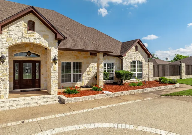 Photo 4 of Single family home for sale at 400 E Spurgeon St, Itasca, TX 76055 | MLS# 21263348 | Listing updated on 2026-08-17
