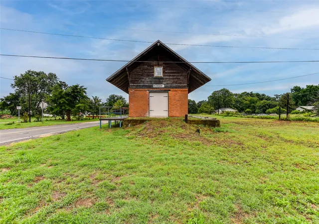 Photo 3 of Single family home for sale at 211 Main St, Kemp, TX 75143 | MLS# 21270951 | Listing updated on 2026-07-09
