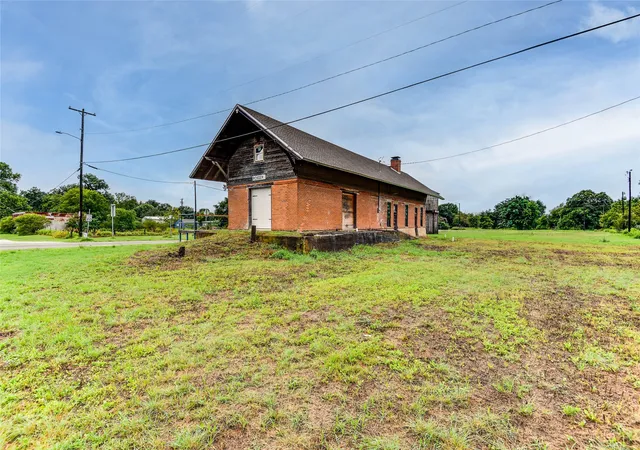 Photo 3 of Single family home for sale at 211 Main St, Kemp, TX 75143 | MLS# 21270951 | Listing updated on 2026-07-09