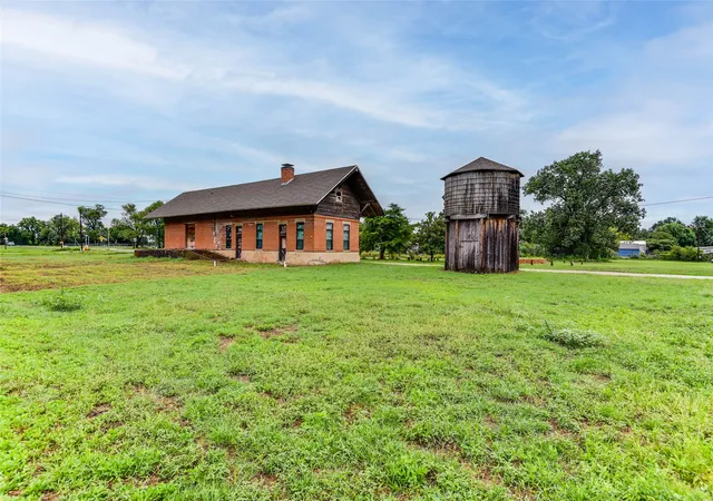 Photo 4 of Single family home for sale at 211 Main St, Kemp, TX 75143 | MLS# 21270951 | Listing updated on 2026-07-09