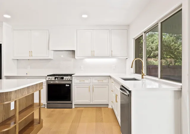 Photo 3 of Sale Pending at 10801 Middle Knoll Dr, Dallas, TX 75238 | MLS# 21271143 | Listing updated on 2026-07-20