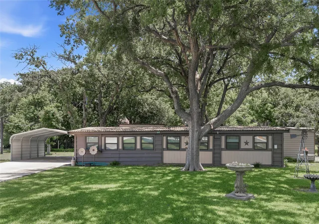 Homes for sale in De Leon, TX | 641 S Lamar St, De Leon, TX 76444 | MLS# 21272182