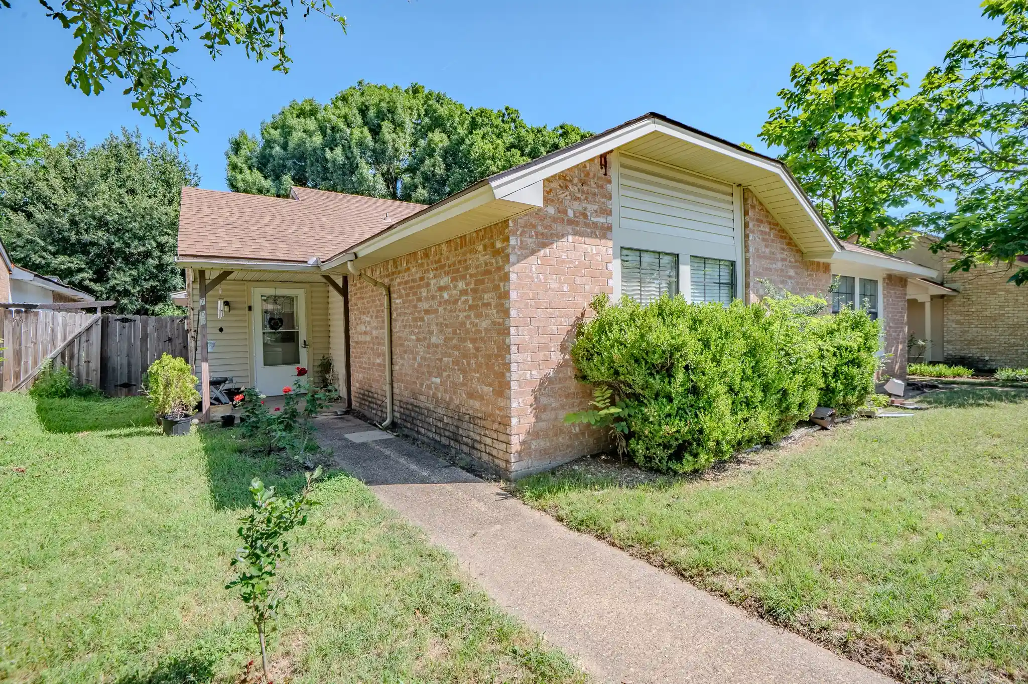 Single family home for sale at 7105 Pineberry Rd, Dallas, TX 75249 | MLS# 21271937