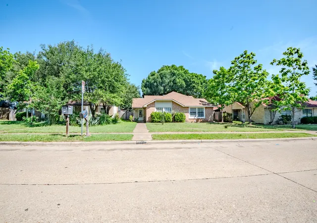 Photo 4 of Single family home for sale at 7105 Pineberry Rd, Dallas, TX 75249 | MLS# 21271937 | Listing updated on 2026-10-06