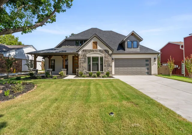 Photo 2 of Sale Pending at 819 Beverly Dr, Grapevine, TX 76051 | MLS# 21272276 | Listing updated on 2026-09-27
