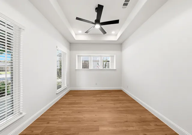 Photo 3 of Sale Pending at 819 Beverly Dr, Grapevine, TX 76051 | MLS# 21272276 | Listing updated on 2026-09-27
