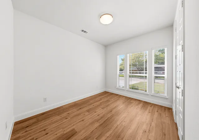 Photo 3 of Sale Pending at 819 Beverly Dr, Grapevine, TX 76051 | MLS# 21272276 | Listing updated on 2026-09-27