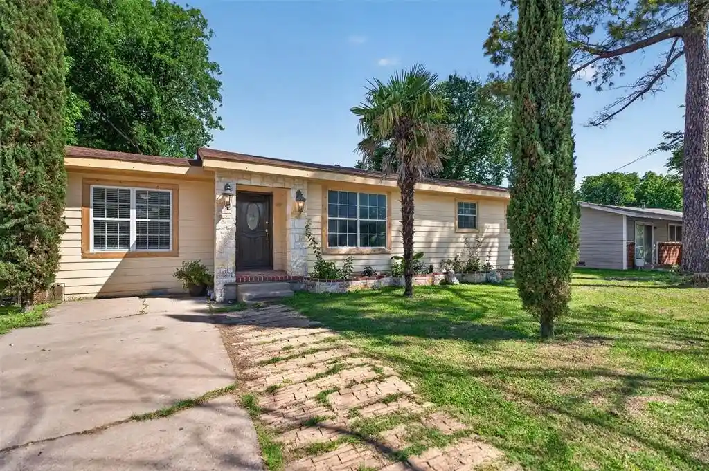 Photo 1 of Single family home for sale at 604 Graham St, Cleburne, TX 76033 | MLS# 21271751 | Listing updated on 2026-10-14