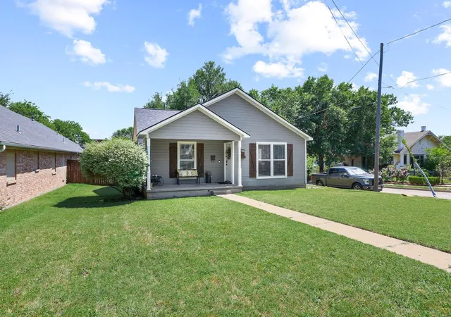 Single family home for sale at 946 W Laurel St, Sherman, TX 75092 | MLS# 21271024