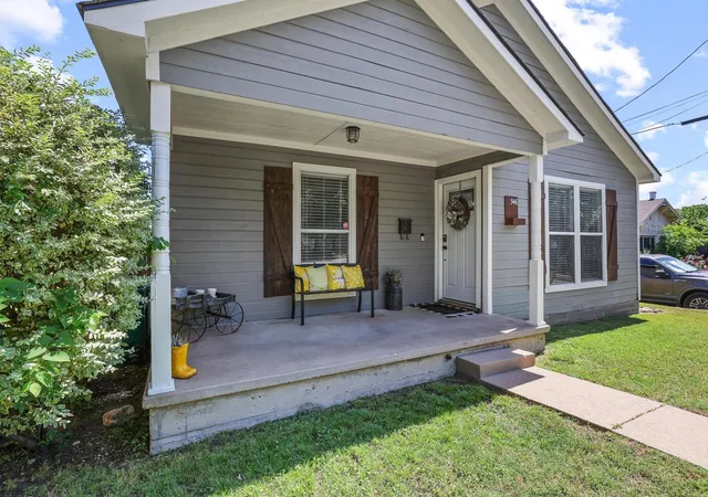 Photo 3 of Single family home for sale at 946 W Laurel St, Sherman, TX 75092 | MLS# 21271024 | Listing updated on 2026-07-08