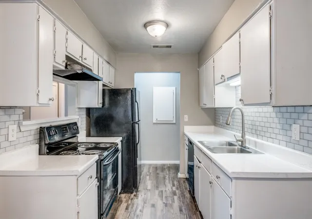 Photo 3 of Condo for sale at 1122 Millview Dr #1703, Arlington, TX 76012 | MLS# 21272333 | Listing updated on 2026-09-23