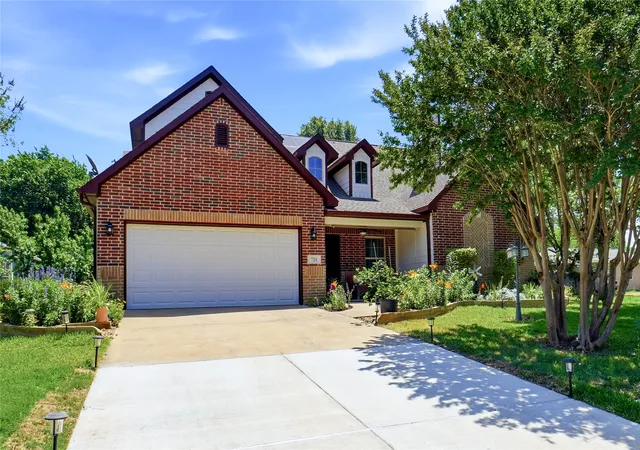 Homes for sale in Grapevine, TX | 726 Forest St, Grapevine, TX 76051 | MLS# 21268457