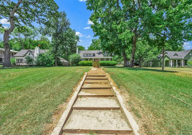 Photo 2 of Single family home for sale at 605 Davis St S, Sulphur Springs, TX 75482 | MLS# 21272521 | Listing updated on 2026-09-02