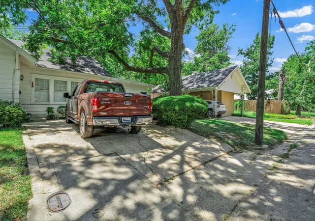 Photo 3 of Single family home for sale at 605 Davis St S, Sulphur Springs, TX 75482 | MLS# 21272521 | Listing updated on 2026-09-02