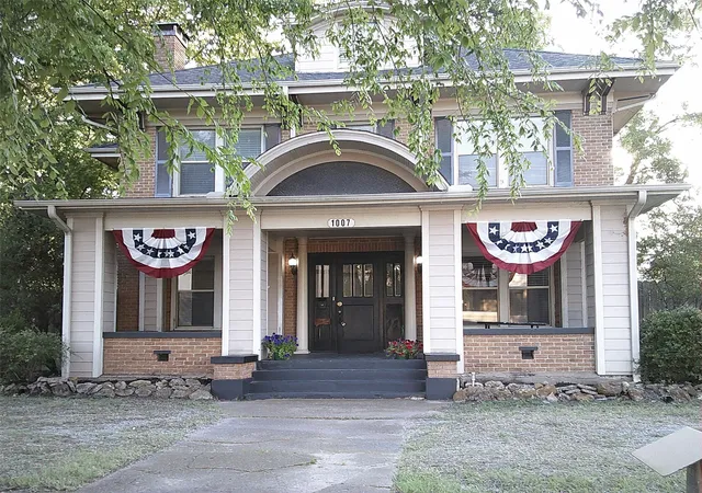 Homes for sale in Bonham, TX | 1007 N Center St, Bonham, TX 75418 | MLS# 21267266