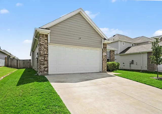 Photo 4 of Single family home for sale at 9828 Dynamics Dr, Fort Worth, TX 76131 | MLS# 21271073 | Listing updated on 2026-09-23