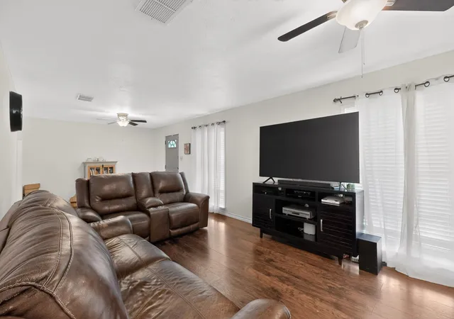 Photo 2 of Sale Pending at 8927 Beckley View Ave, Dallas, TX 75232 | MLS# 21272786 | Listing updated on 2026-08-12